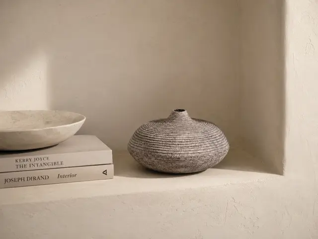«Cenit» — la convergencia de las líneas de la tierra. Tonos grises, ritmo visual y serenidad mineral.